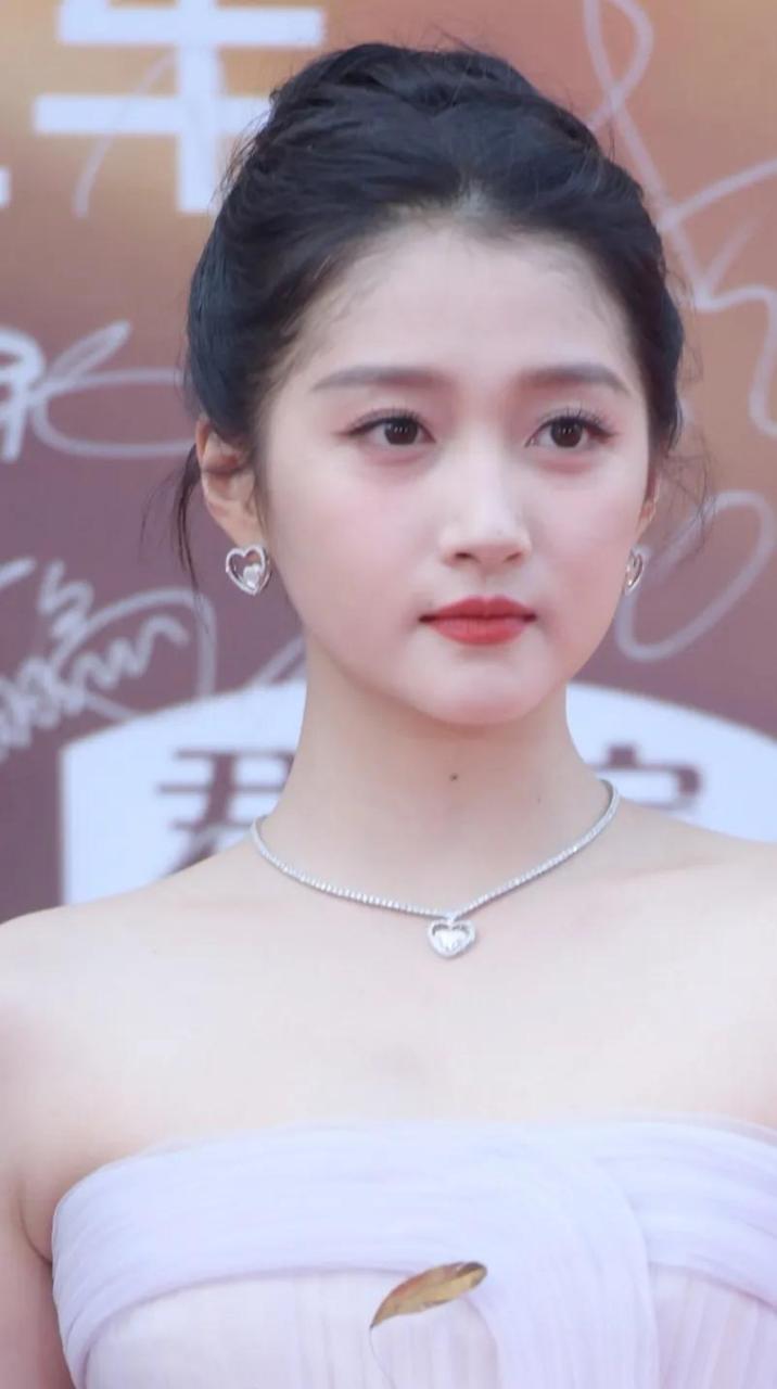 最憔悴的是柳岩,真的很意外,一直很圆润的她脸上看起来怎么这么老了?