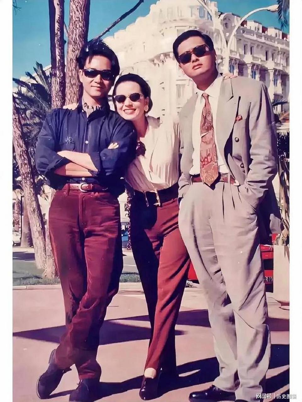 1990年,周润发,张国荣和钟楚红的合影,画面中三人都戴着墨镜,钟楚红靠
