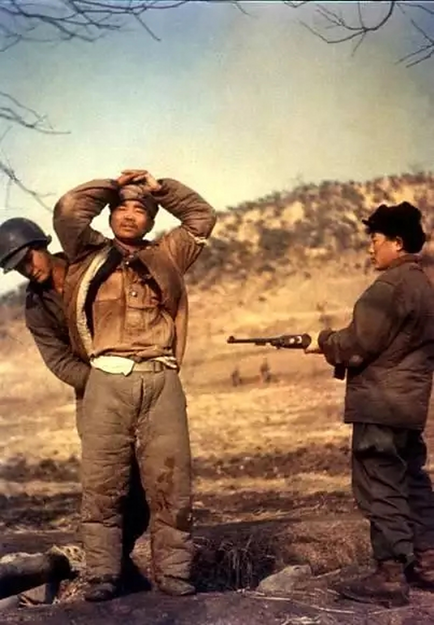 1952年,在抗美援朝的战场上,一位名叫张文荣的志愿军战士,英勇无畏地