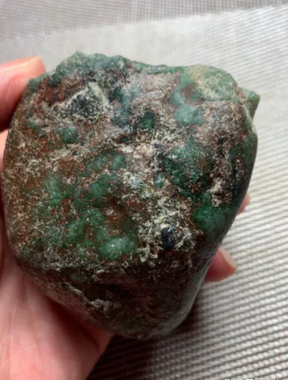 点击头像看直播##翡翠原石#550克会卡色料,断口处可见满肉满色,肉质