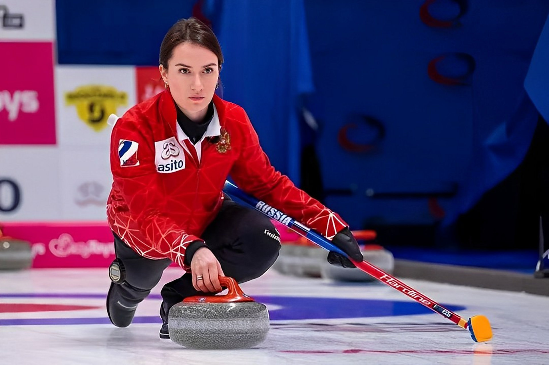 她就是俄罗斯冰壶运动员安娜·西多罗娃,在冰壶运动中获得过许多