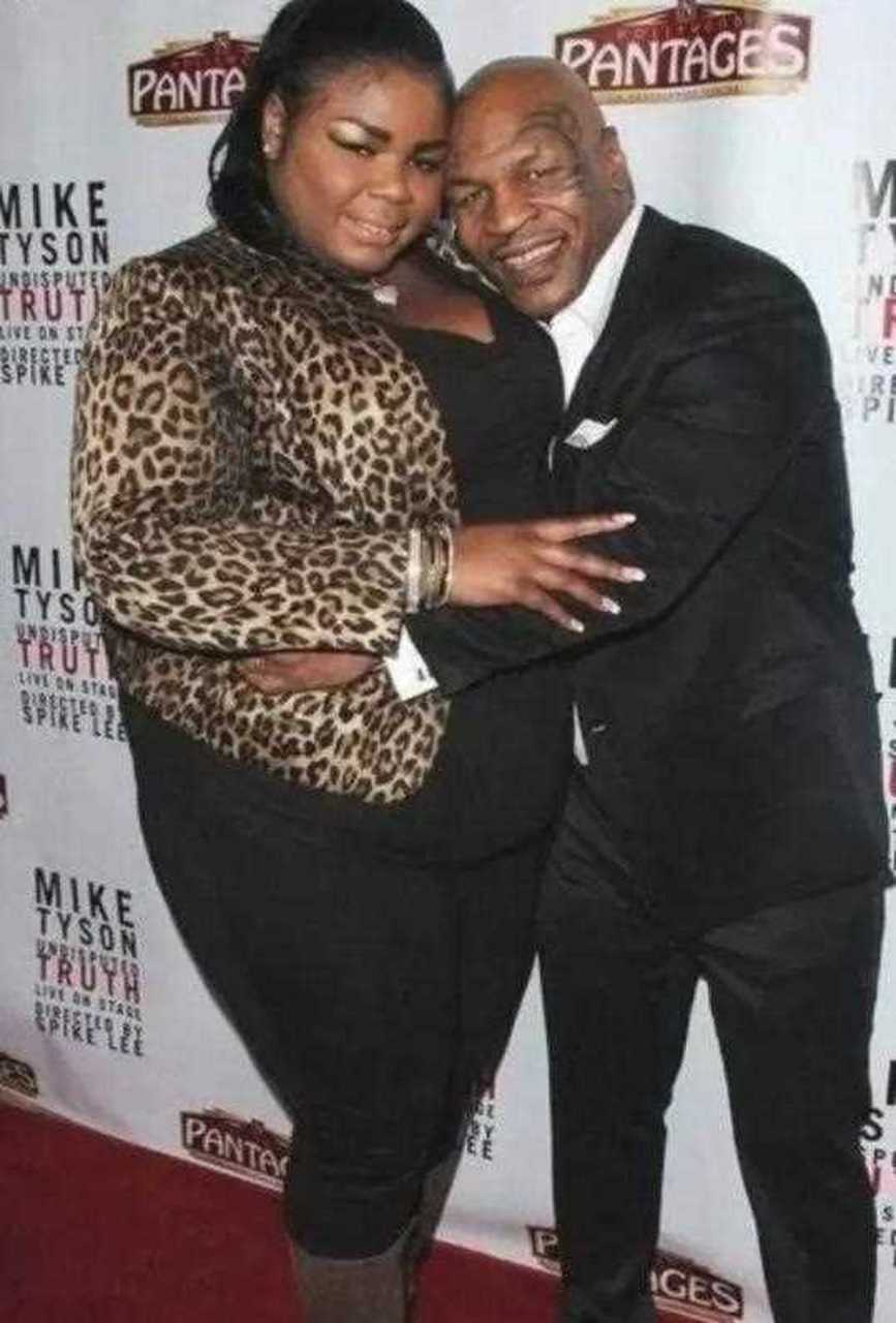 泰森女儿目测有300斤吧,和拳王爸爸站在一起也不输气场,虽然身形庞大