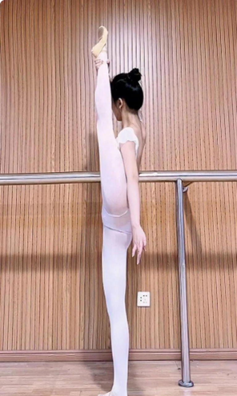 这辈子一定要找一个学舞蹈的人做女朋友,身体韧性真的太好了