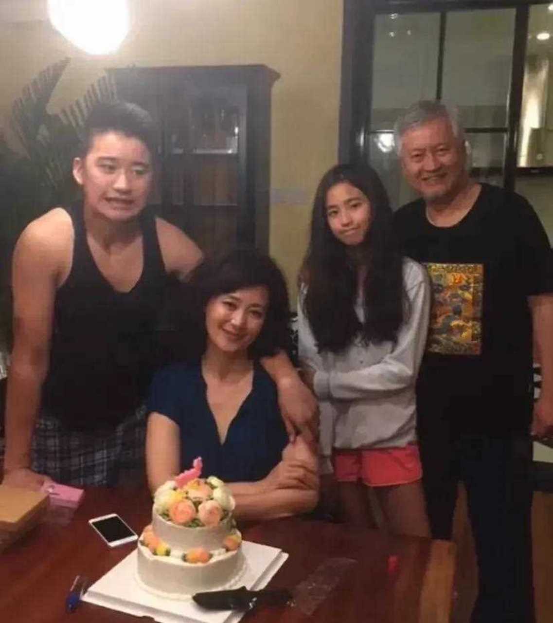 这是薛蛮子一家人的合影,从照片看,薛蛮子老婆颜值还不错,他怎么就