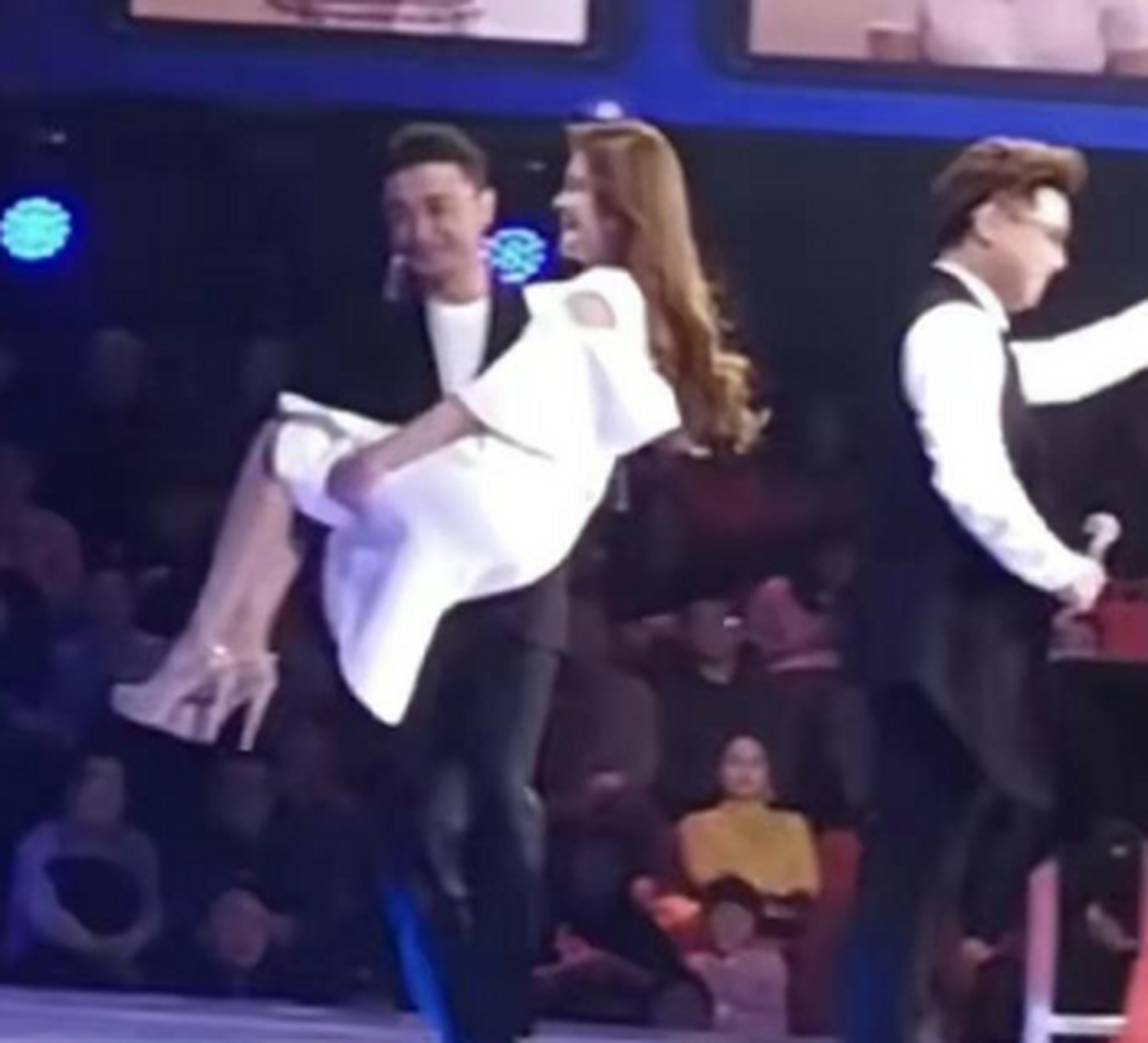 在录制节目时,尼格买提公主抱朱迅时,用手将朱迅的裙子紧紧捂着,以防