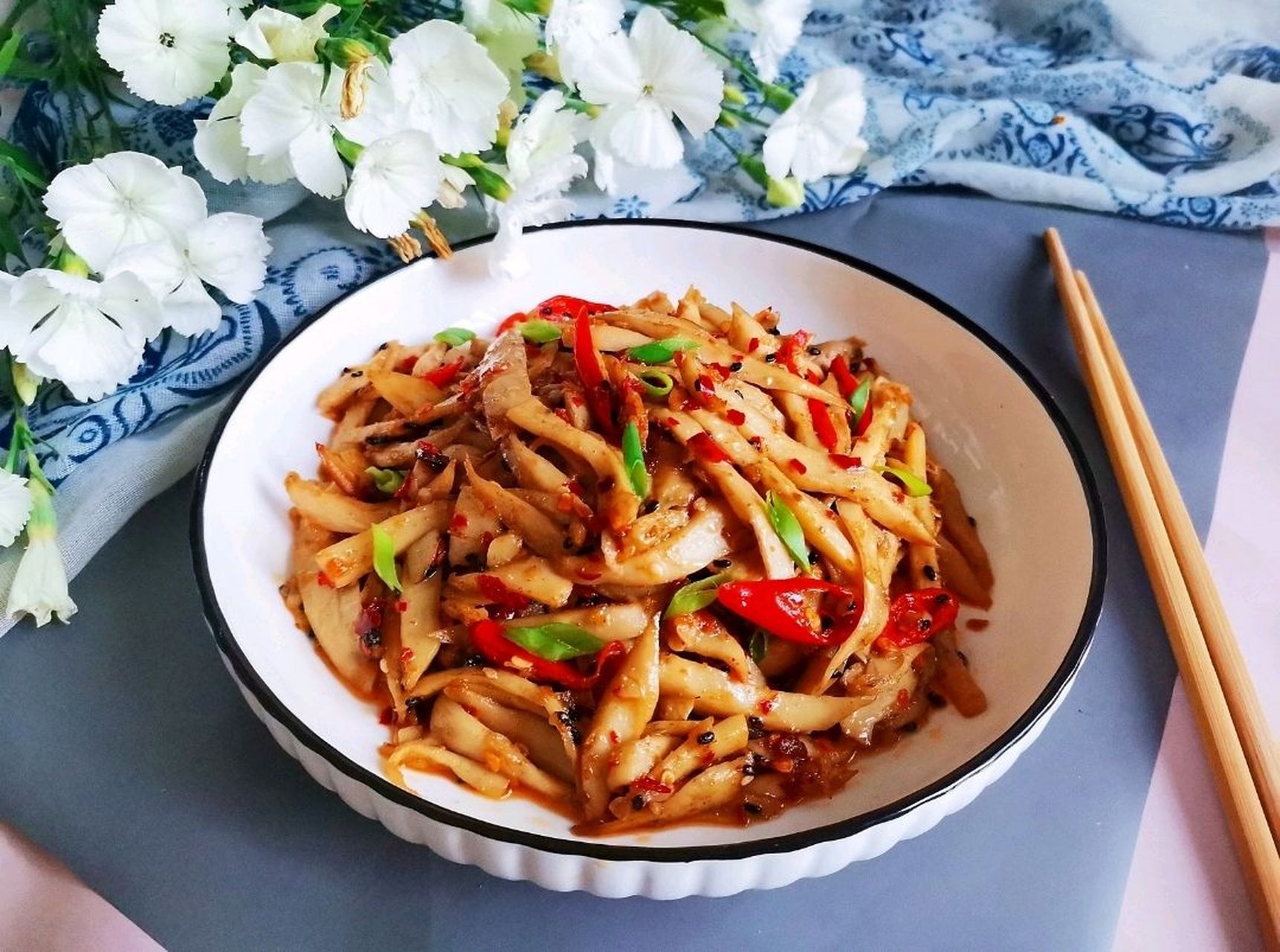 干煸杏鲍菇 干煸手撕杏鲍菇,做法简单,味道却不简单,能吃出烧烤的味道