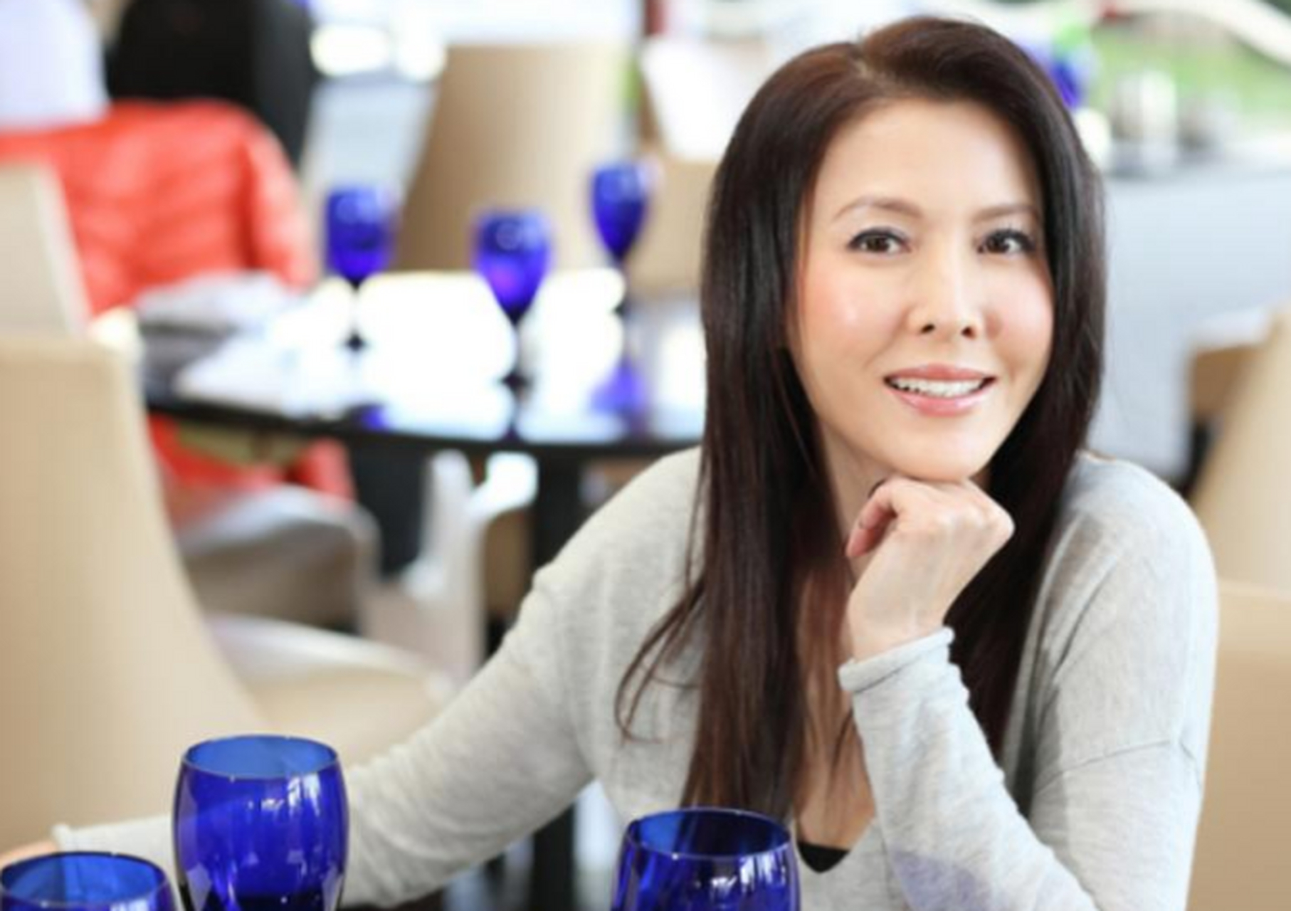 李婉华出道那时,参加了一场"豪门饭局",里面都是十分熟悉的港圈女星.