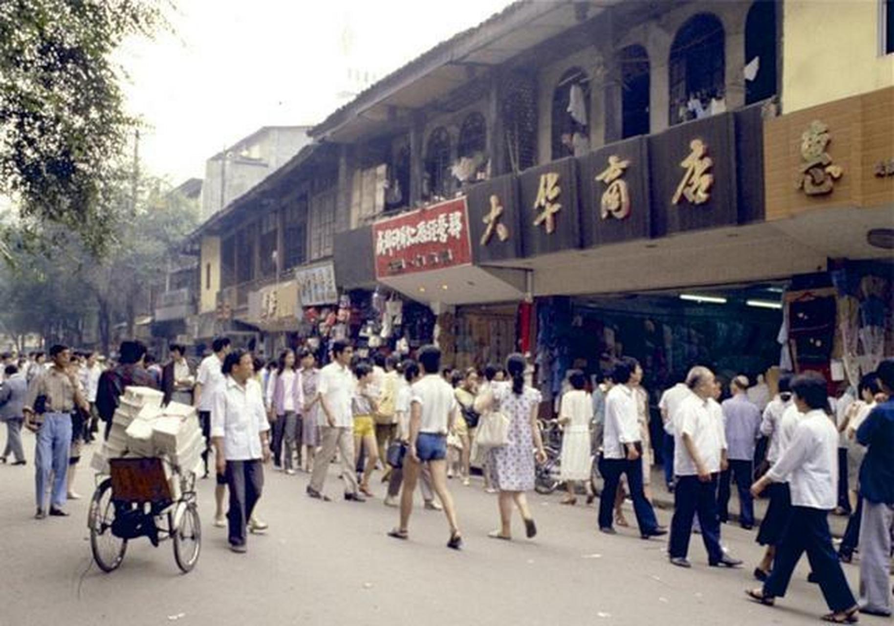 80年代成都老照片:青年路,春熙路口,未来号天桥,梭梭板