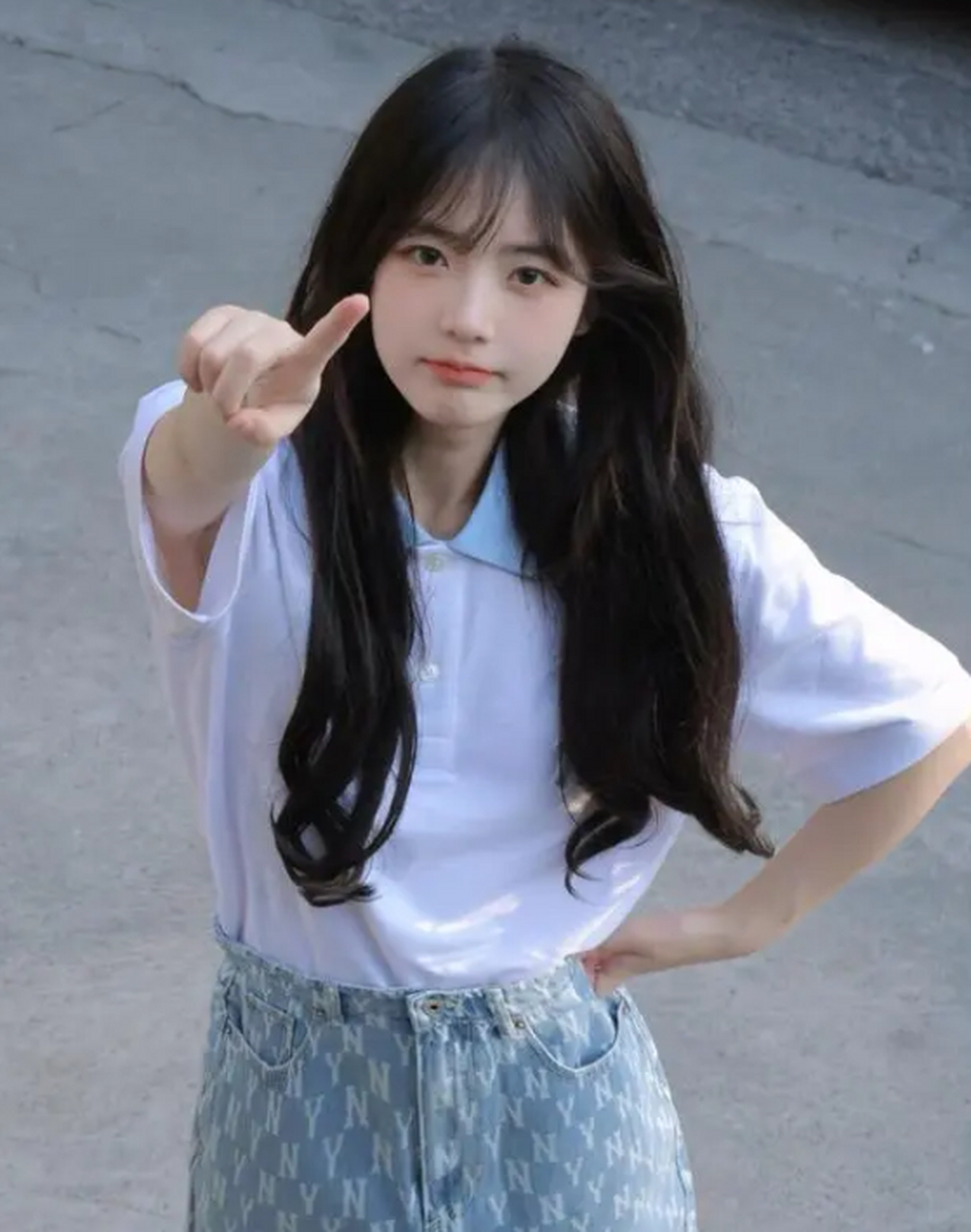 高中生模样的美女,半袖t恤衬衫搭配短裙,流露出一抹清纯气息