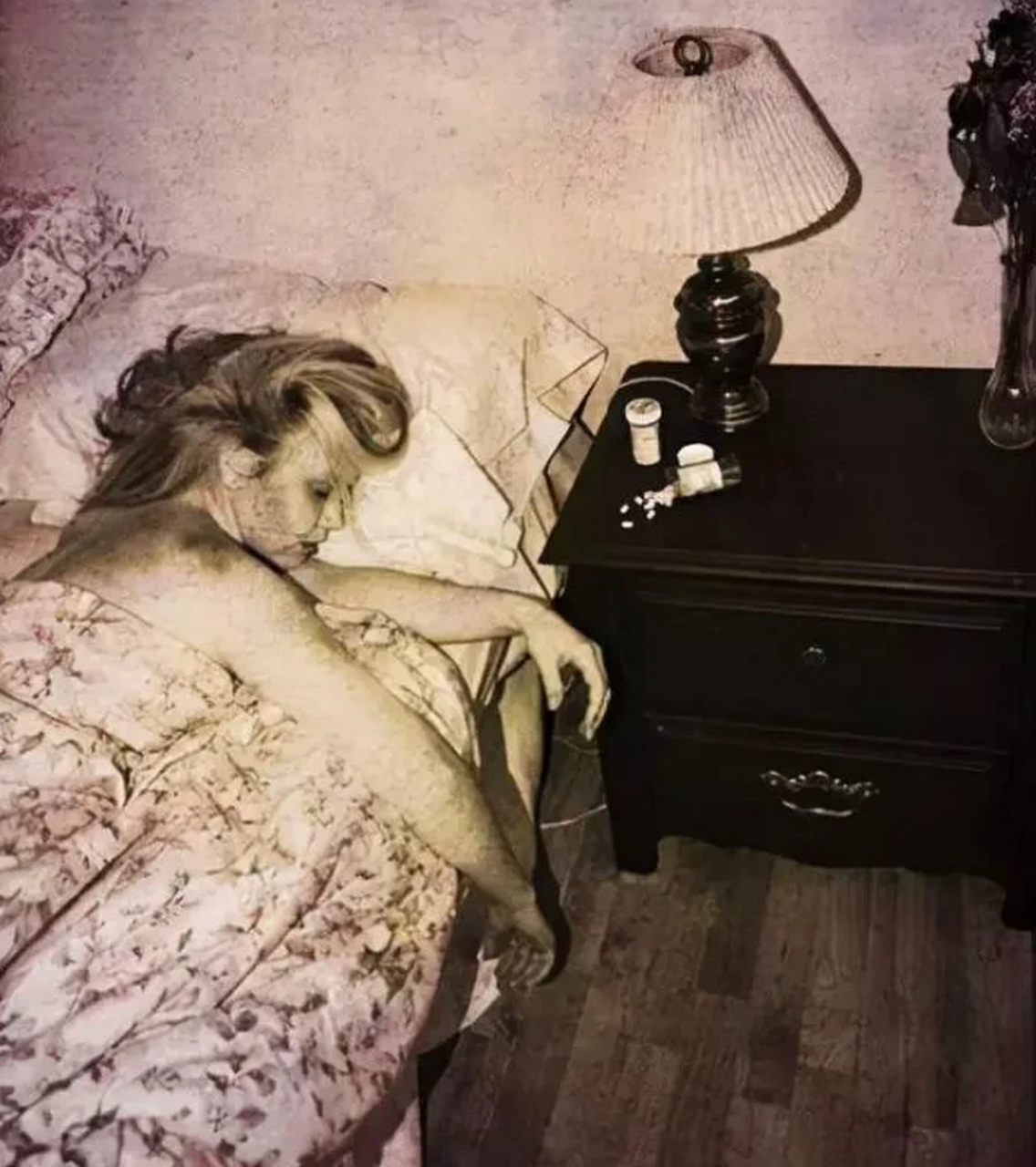 这个头发凌乱,身体已经出现尸斑,趴在床边的女性,就是好莱坞著名女星