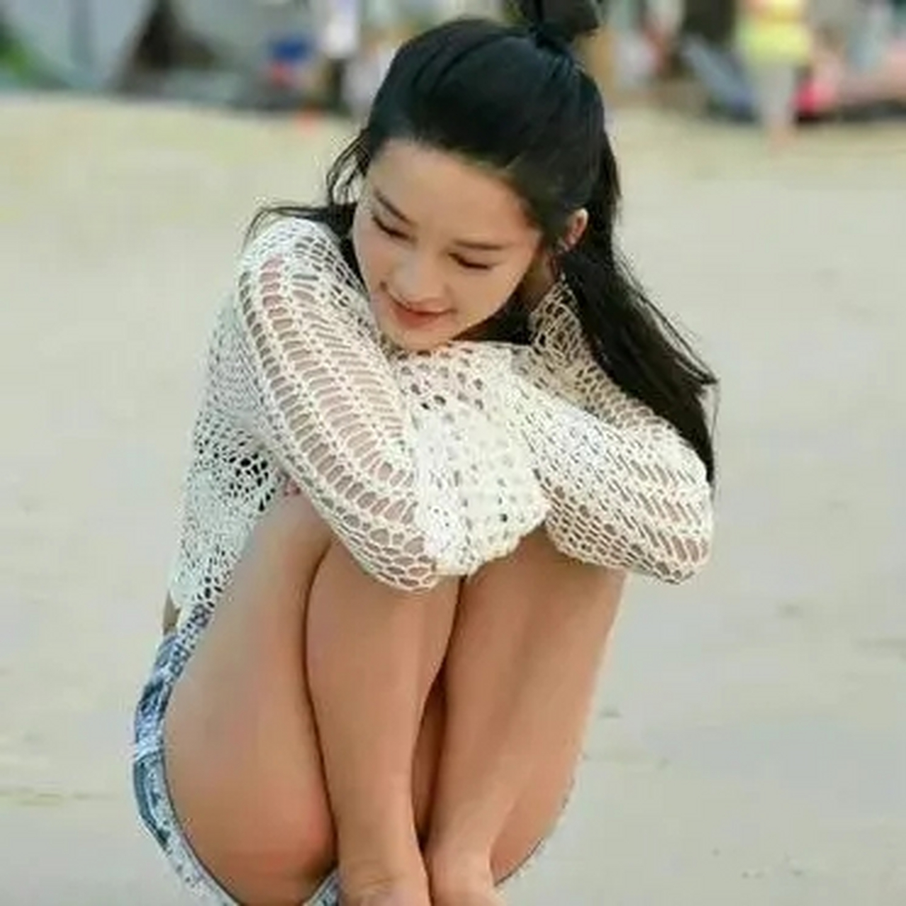 海边李沁大露长腿,又白又细惹人爱