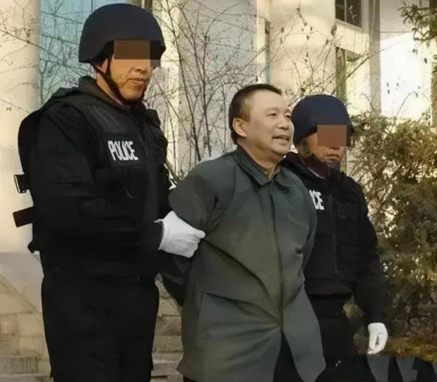 中国证券业判处死刑的第一位贪官杨彦明在民警的押解下被押往刑场.