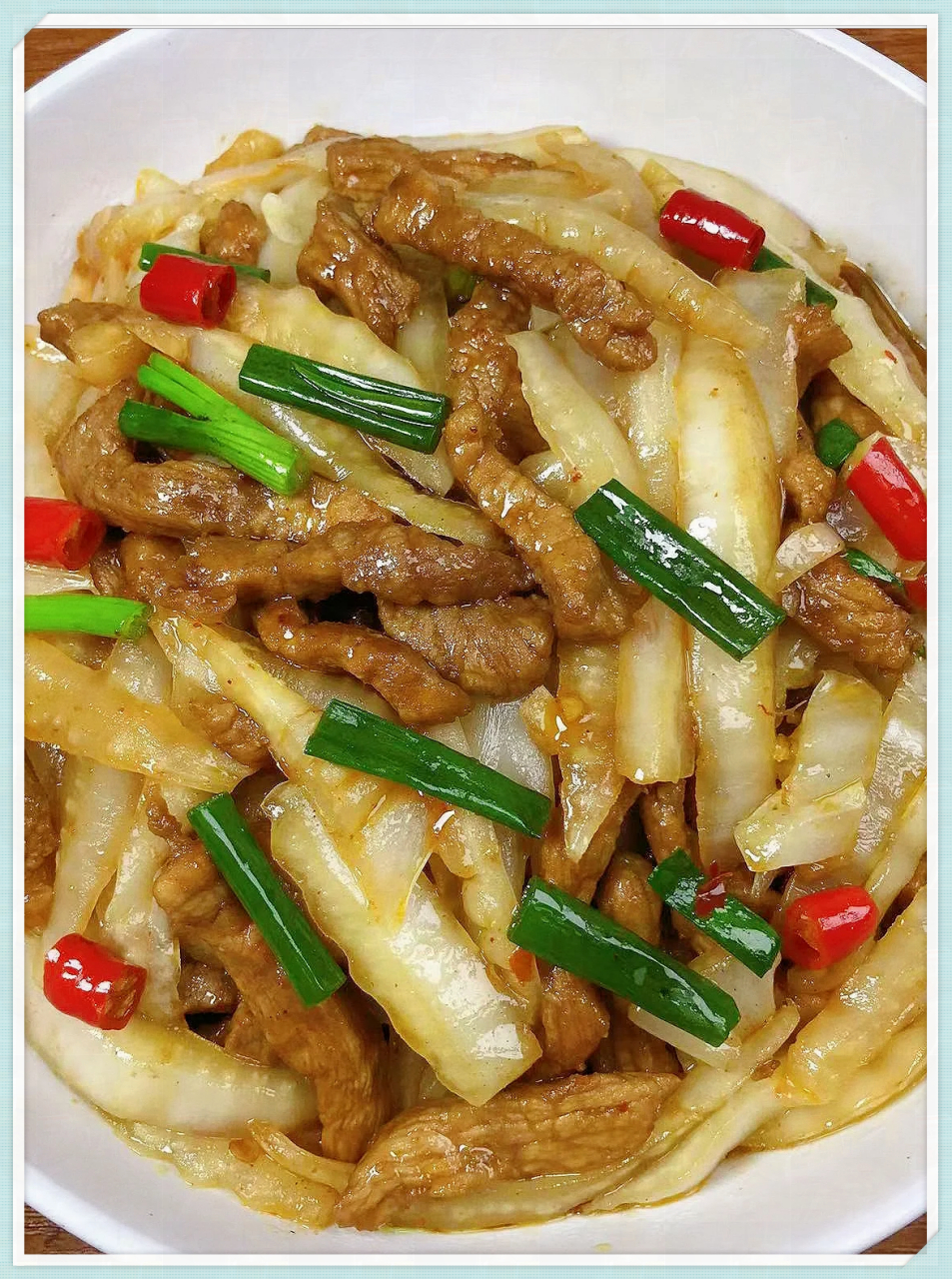 将瘦肉切丝腌制入味,翻炒至变色,再加入豆瓣酱炒出红油.