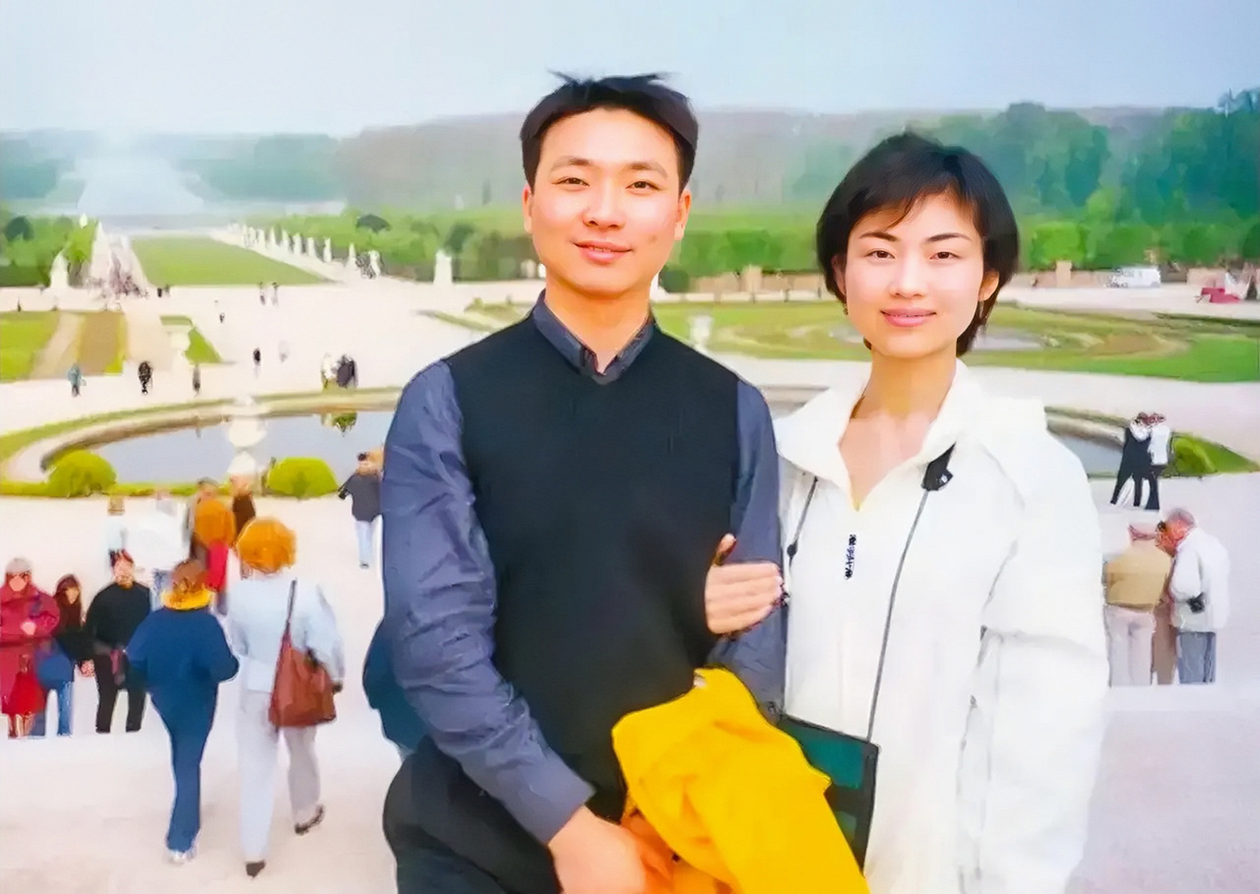 康辉年轻时和妻子刘雅洁的照片.镜头下男帅女靓,十分养眼.