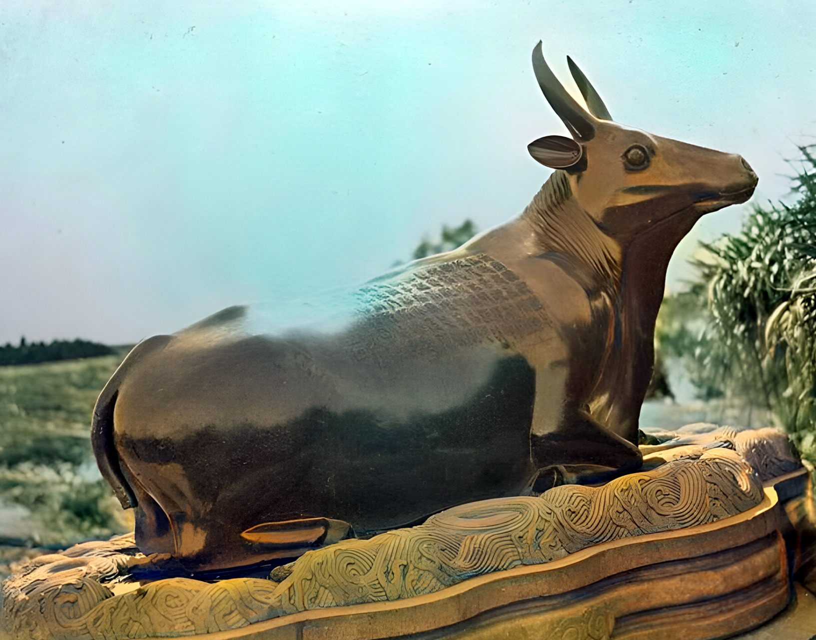 这头神态生动,栩栩如生的卧牛正是颐和园中的镇水神兽铜牛.