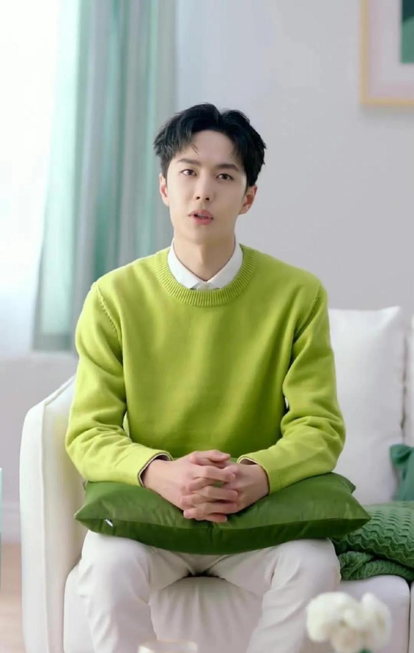 " 王一博笑着说道:"可能是我皮肤很白,长得又帅,个子又高的缘故吧!