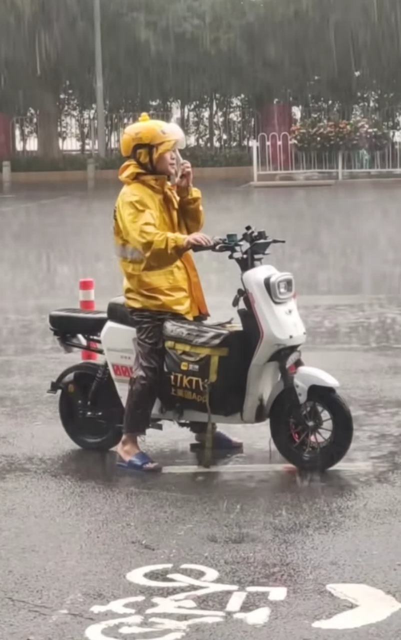 下雨天还在打电话送外卖,这外卖小哥看的真让人心疼!