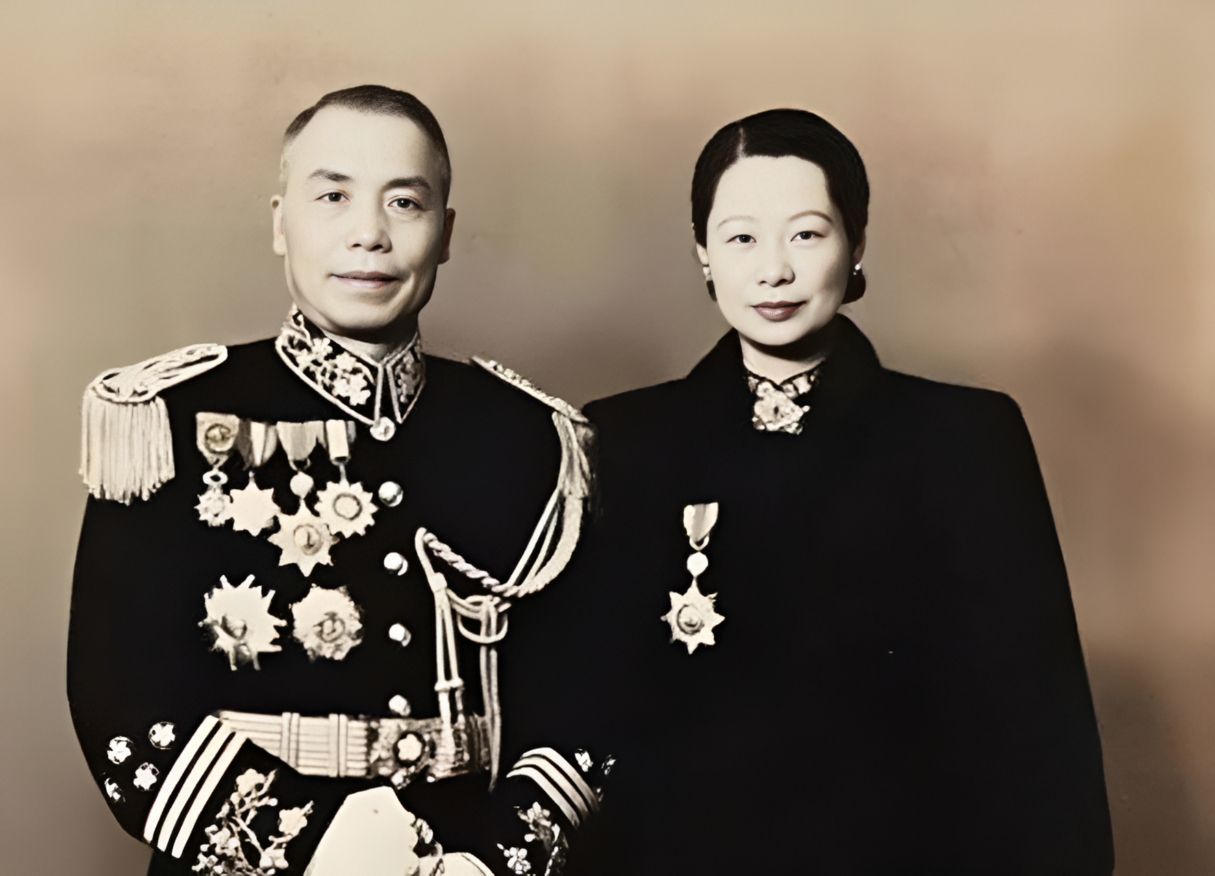 新婚之夜,当李宗仁坐在床上时,胡友松突然哭着说:"你别过来,我们贩靠