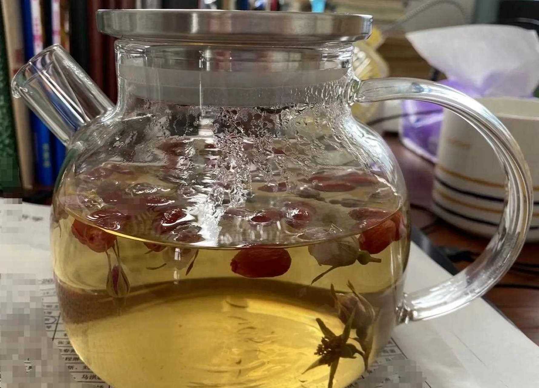 泡一杯玫瑰花枸杞茶,喜欢玫瑰花的香气!