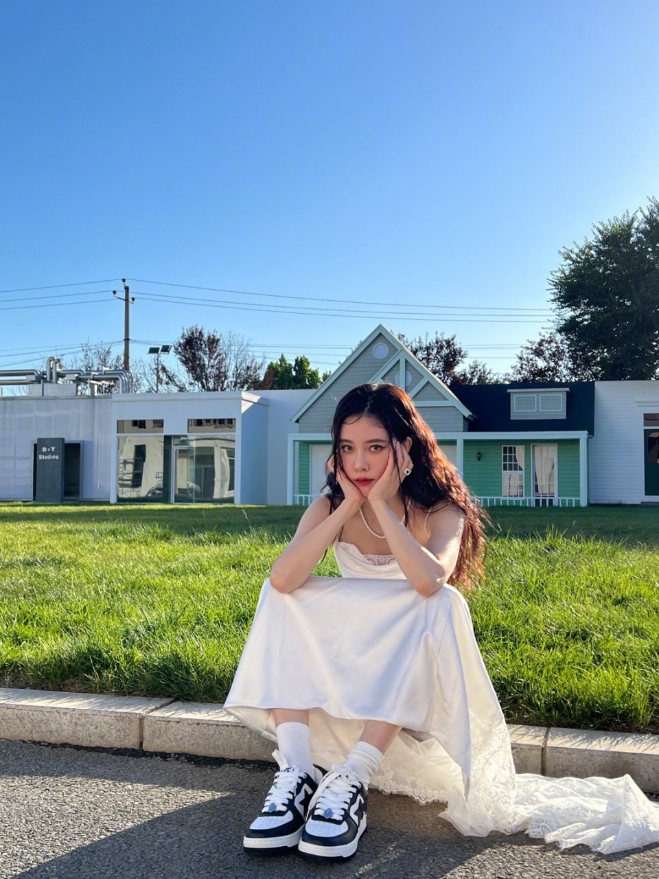 宋妍霏婚纱配球鞋造型,绸缎婚纱裙搭配球鞋亦能完美融合,优雅高贵中不