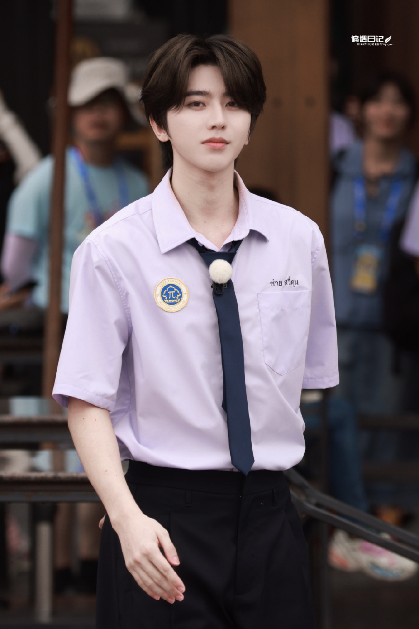 蔡徐坤校服造型录制路透 啊啊啊坤哥好帅