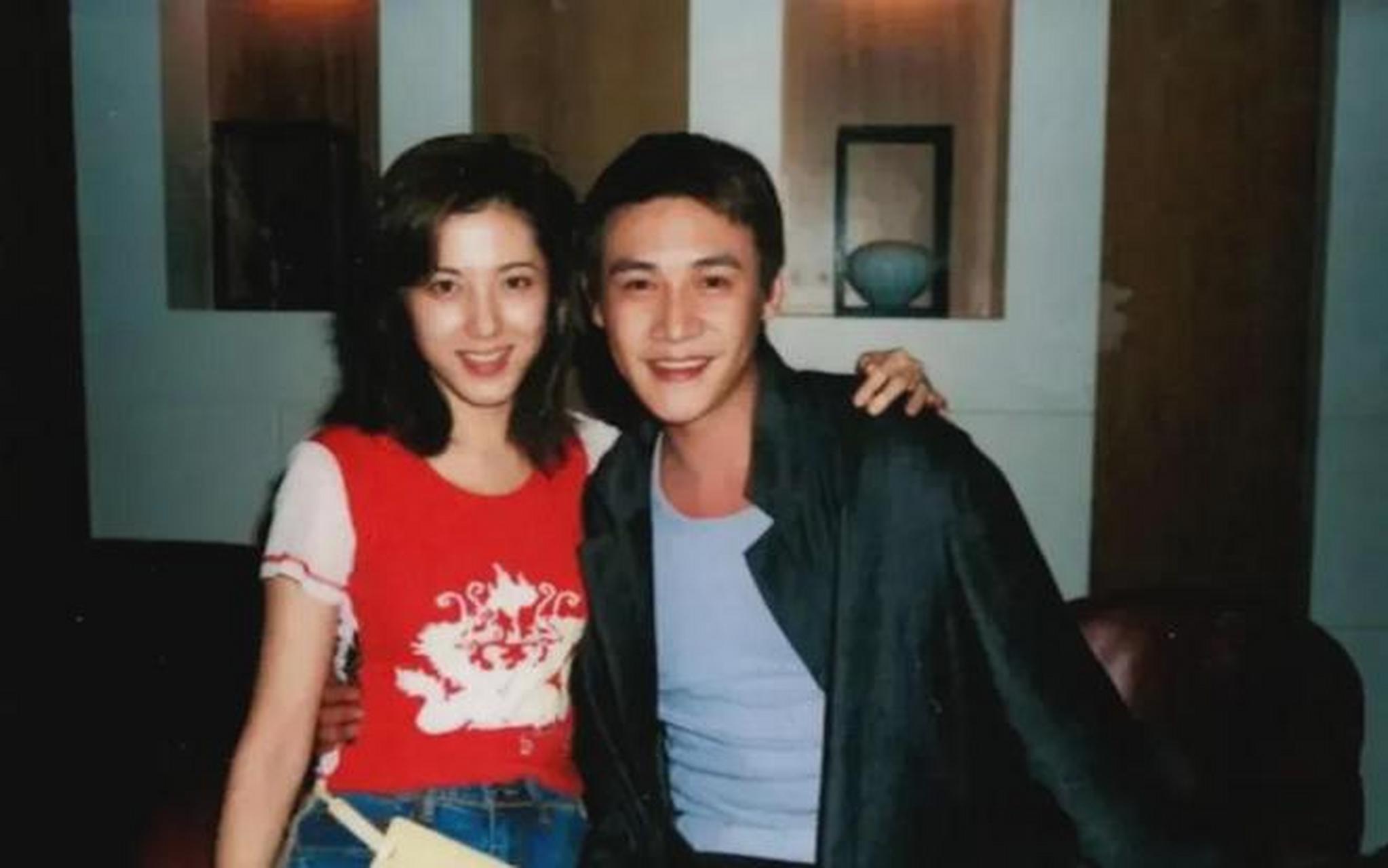 2003年,陆毅和曾黎年轻时的合影展示了两人的青涩和可爱