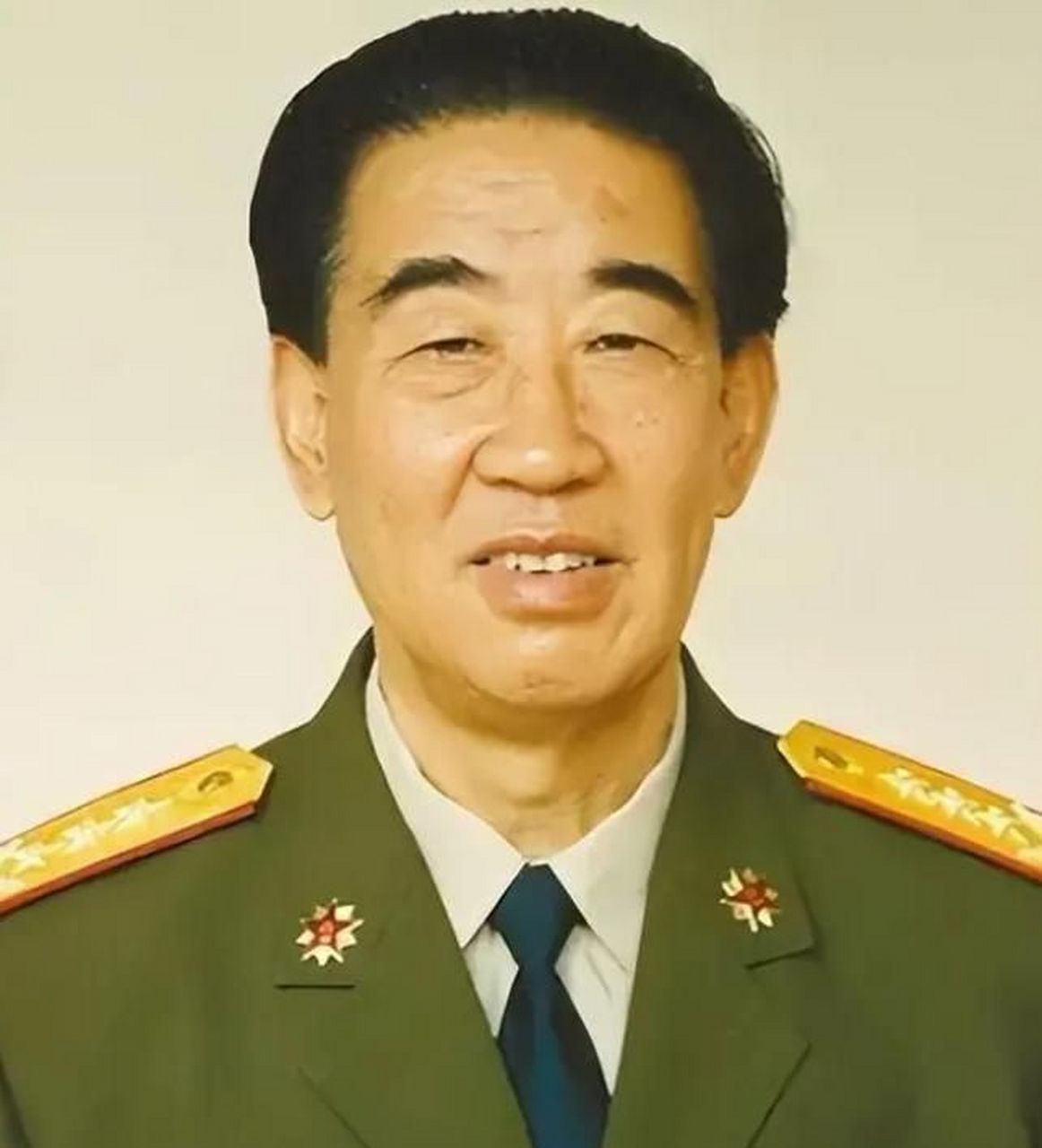 他叫杨德中,是周总理的保镖,8341第一任政委,1955年,32岁的杨德中在第