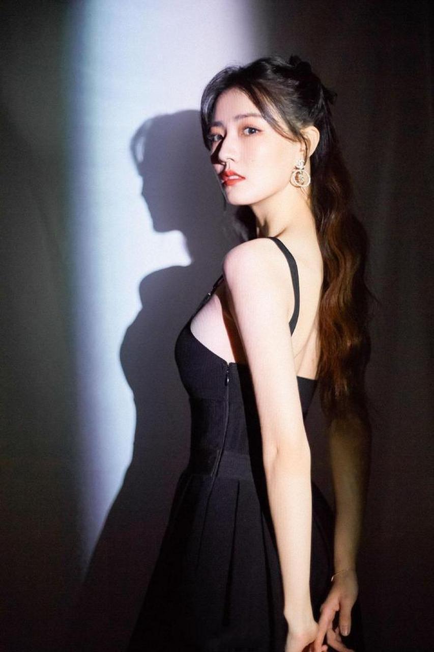 近日徐璐身穿黑色吊带裙现身《在一起》发布会现场,这次的穿衣风格