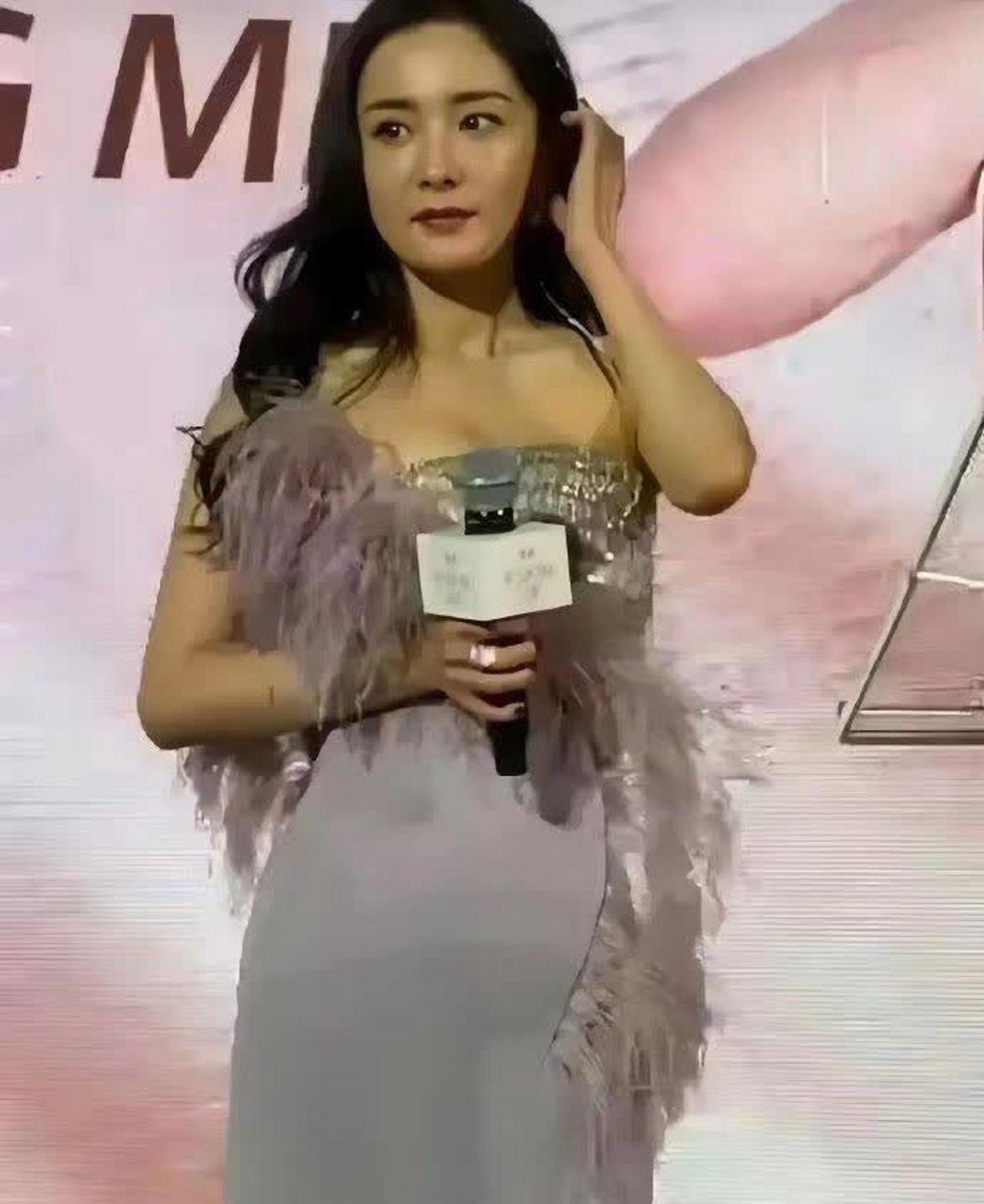 杨幂素颜照片看起来和普通人没什么区别[尬笑]