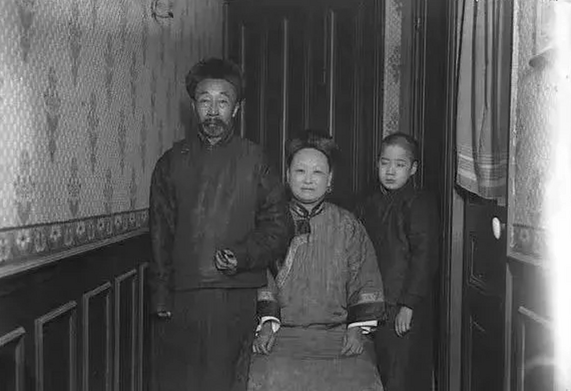 晚清外交官裕庚,老婆死后,把婢女凤儿纳为小妾.