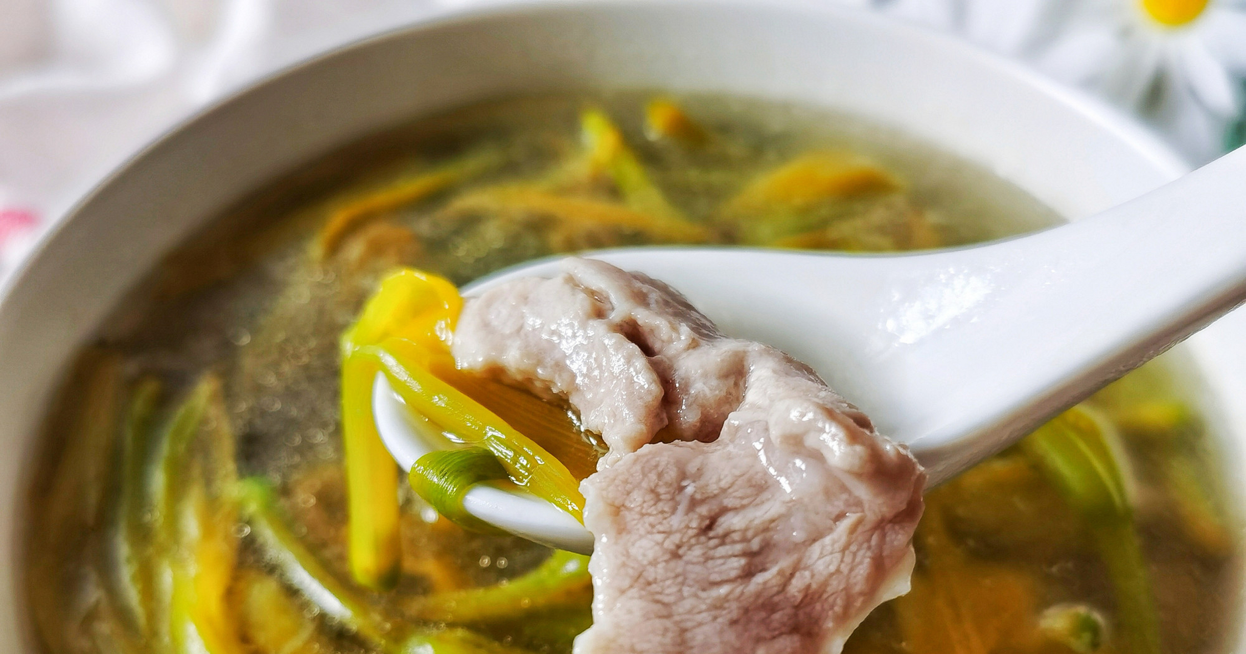 【黄花菜瘦肉汤】[悲伤] 食材:新鲜黄花菜0克,瘦肉一块,鸡精一勺,食用