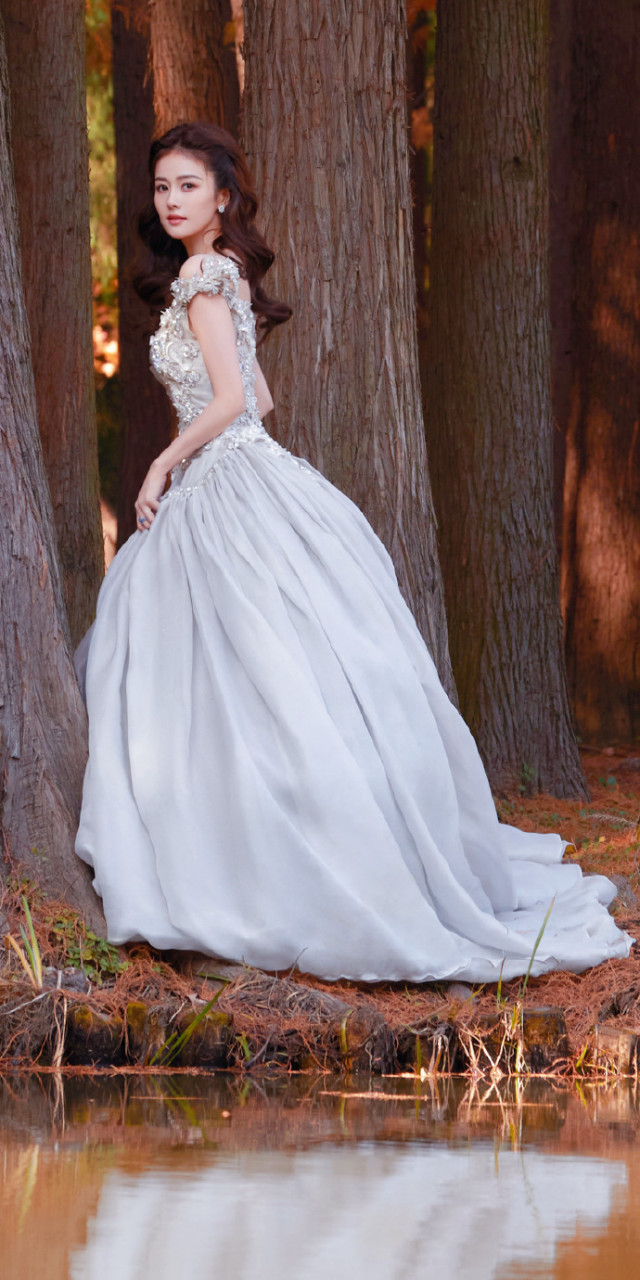 白鹿变身林间公主 穿梦幻蓬蓬裙大秀身材.#白鹿