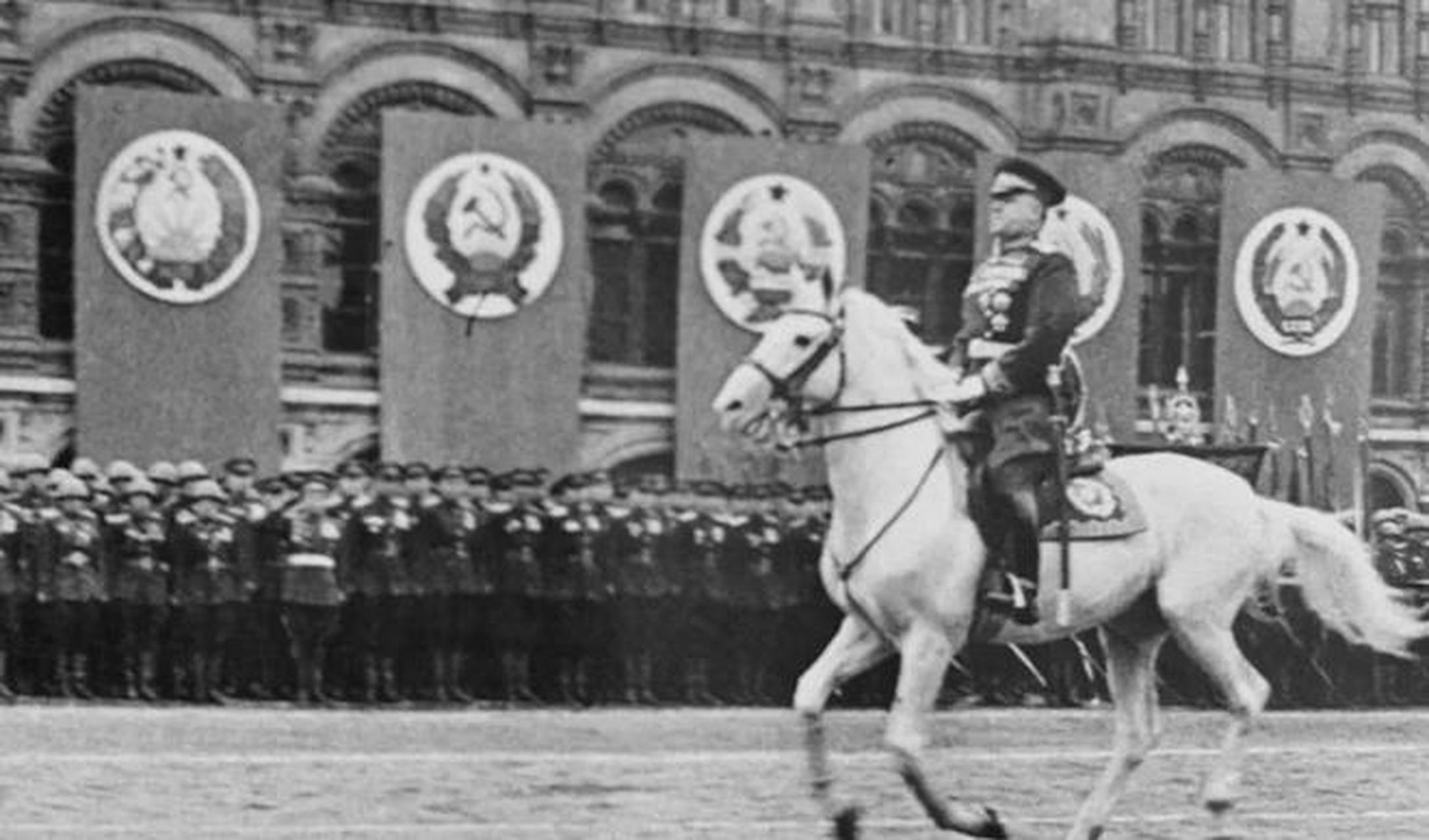 1945年6月24日,莫斯科红场上,朱可夫元帅骑着白马冒雨检阅了4万苏军