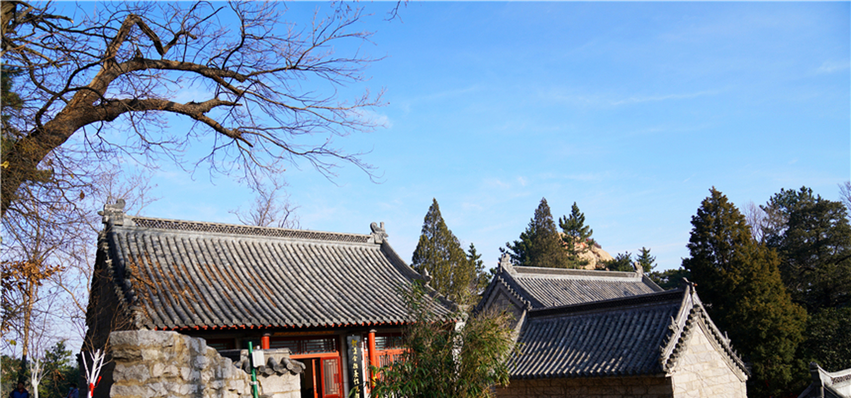太平宫环境清幽,坐落在一个深山峡谷之中,四周重峦叠嶂,一条羊肠小道