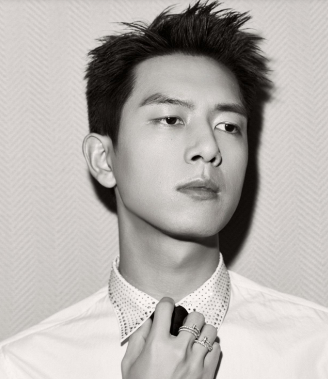 prada普拉达发布李现预热视频,官宣代言人.