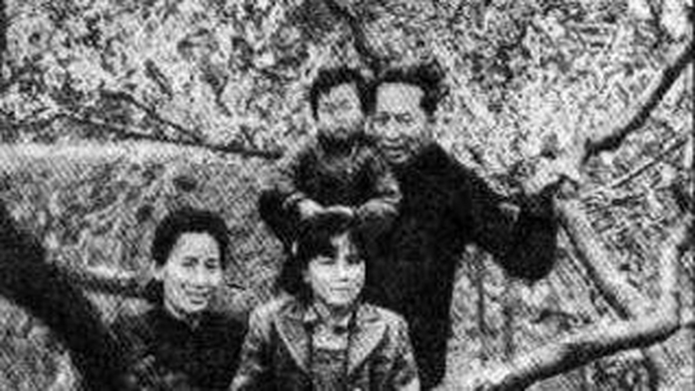 叶挺出狱后和夫人李秀文,女儿叶扬眉,儿子阿九,在重庆红岩合影 1946年