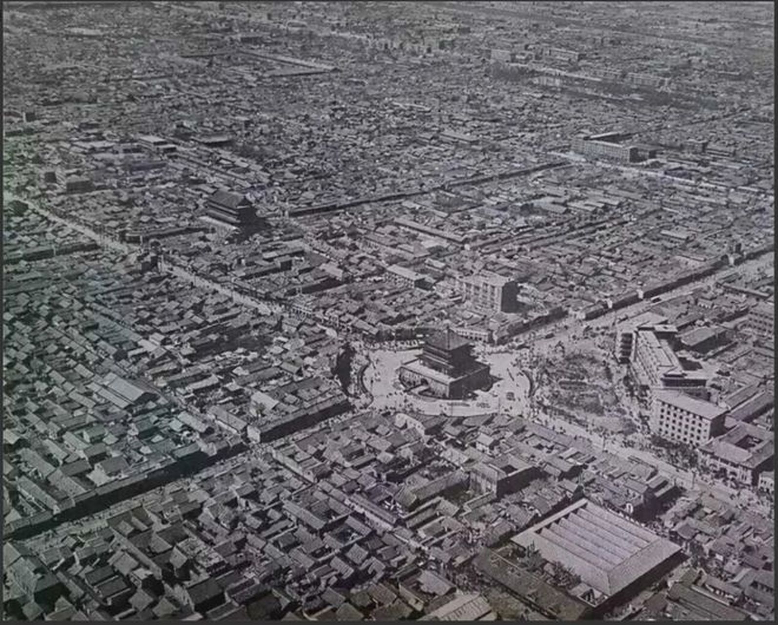 上世纪70年代的西安城市并不富有高楼大厦,在市中心的钟楼依旧是一道