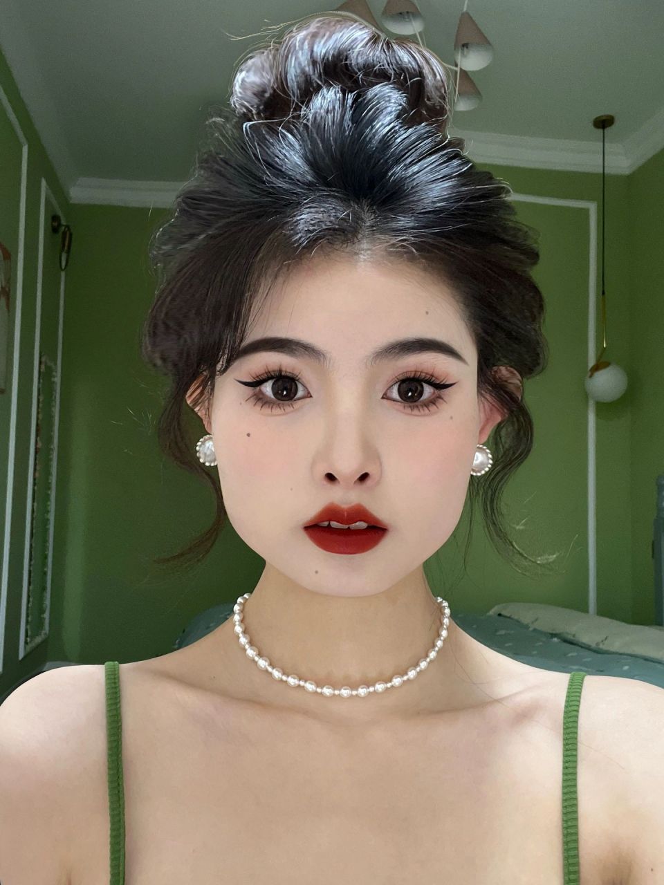 方圆脸轻复古港风妆容 港风浓颜妆容有一种端庄气质 明艳大方的复古