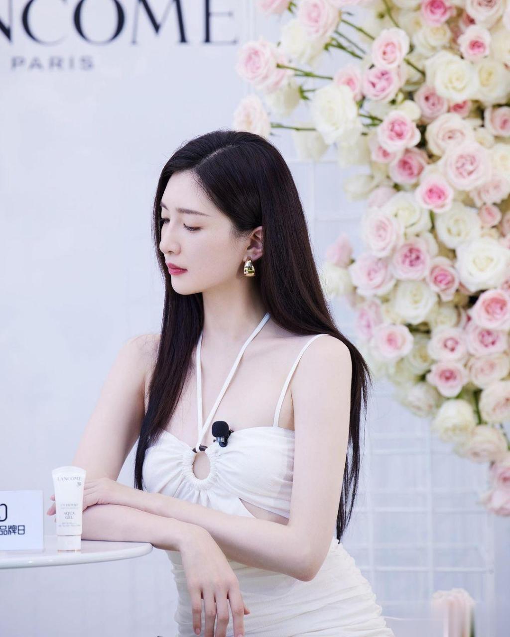 江疏影# 白色紧身吊带裙优雅浪漫,发丝飘逸动人心弦!