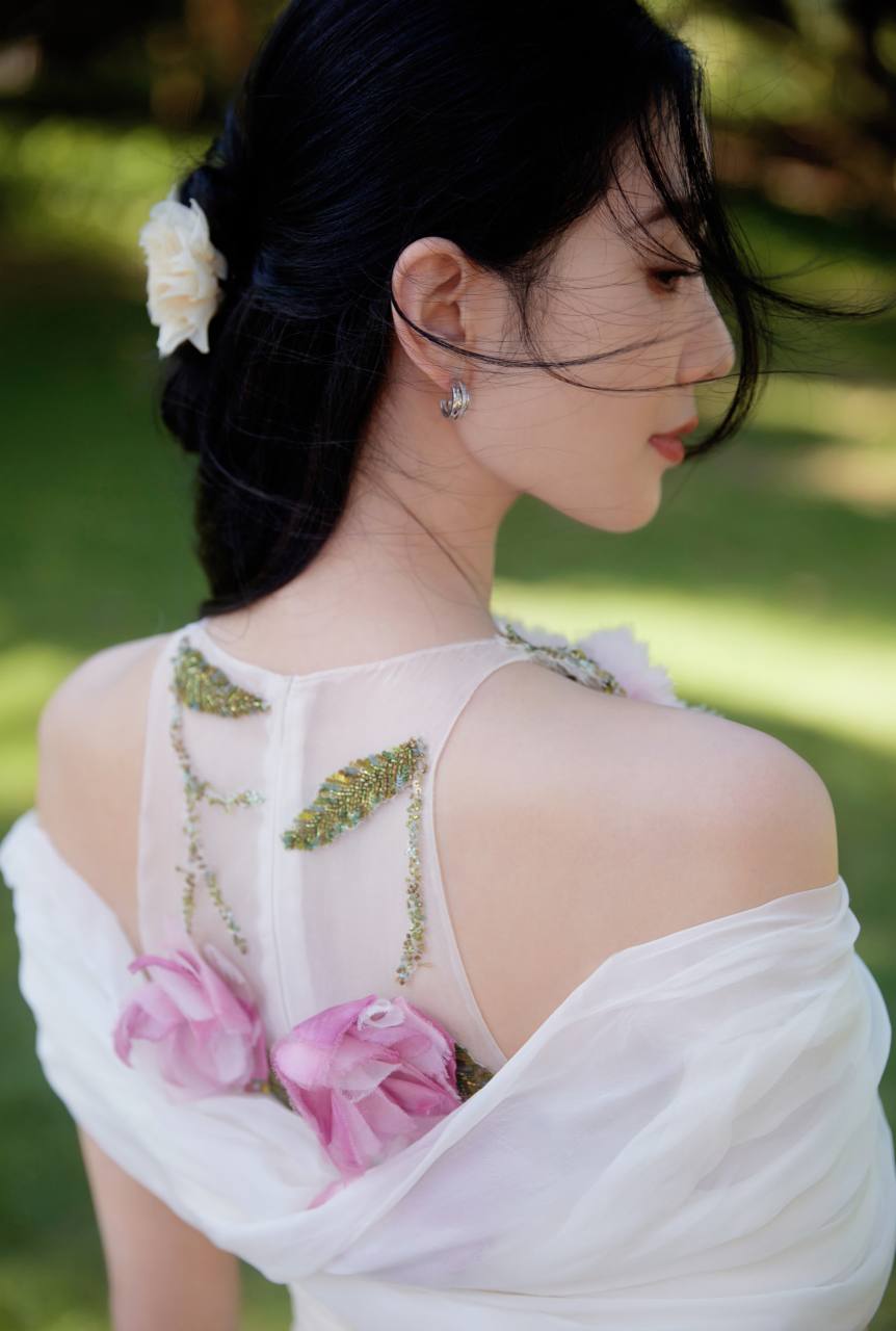 刘诗诗身穿飘逸薄纱白色连衣裙,打造惊艳造型