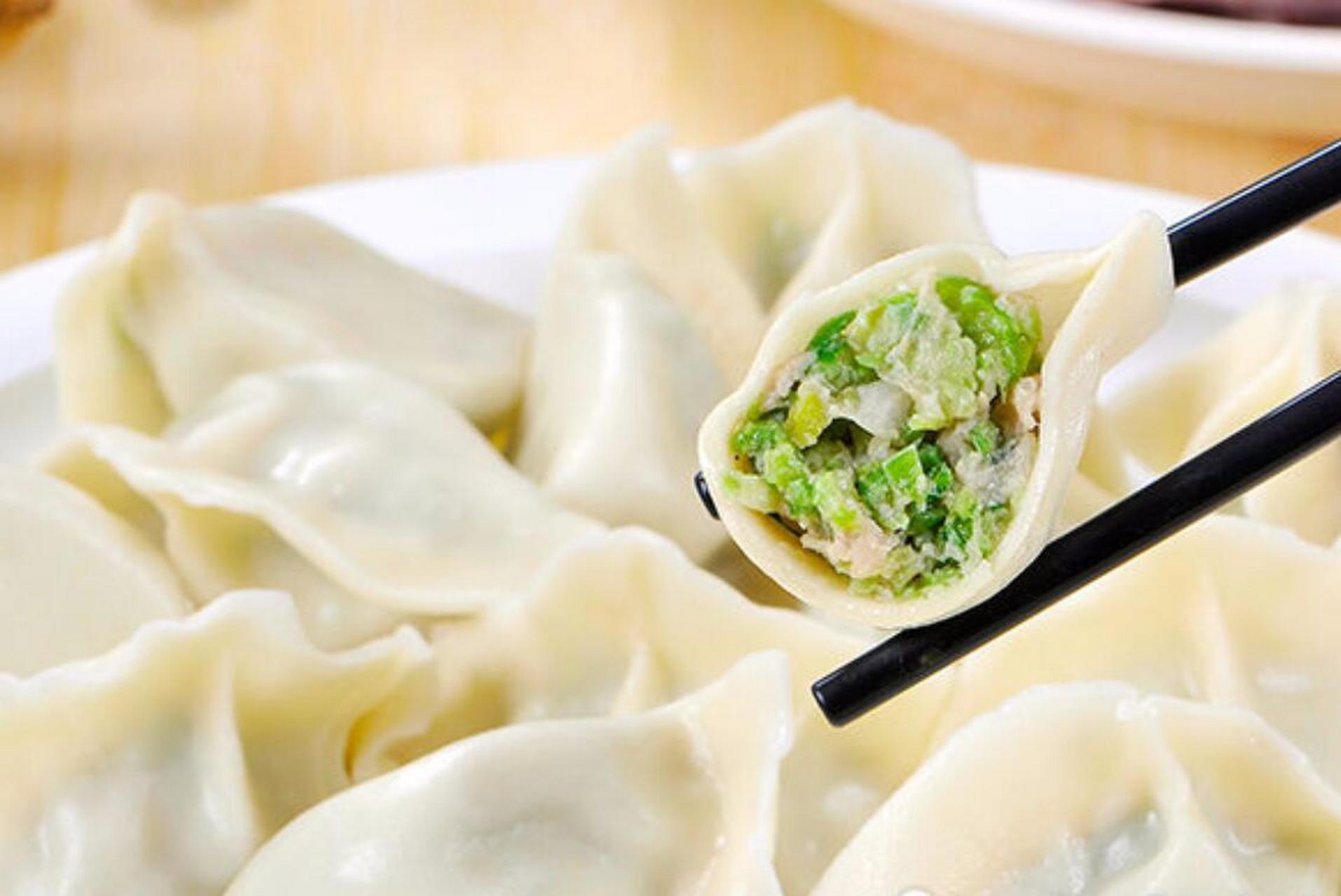 芹菜肉馅饺子是一道富含营养的美食,芹菜具有降压,补充经血等作用,与