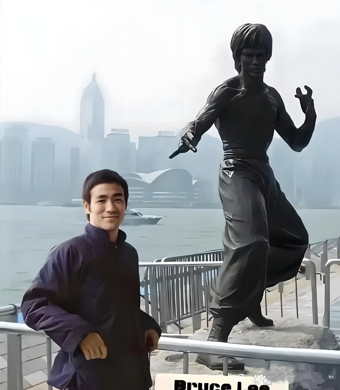 60年代,李小龙和父亲李海泉的一张珍贵合影,李父的个子不太高,颧弓外
