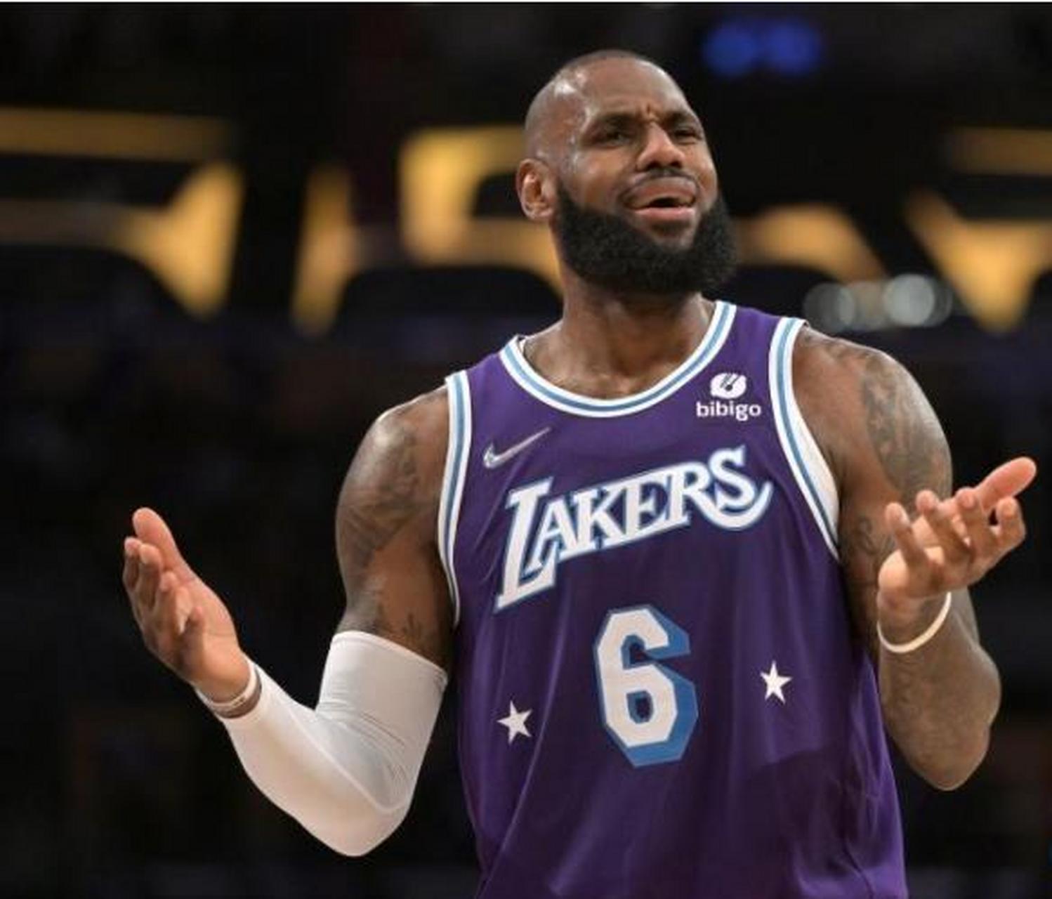 詹姆斯所做的一切,都是在和科比较劲! 两手一摊,勒布朗詹.