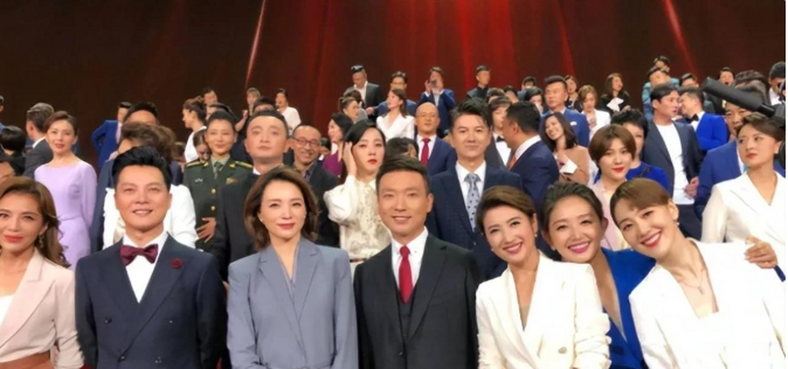 众所周知,做一个央视式的主持人并不容易.