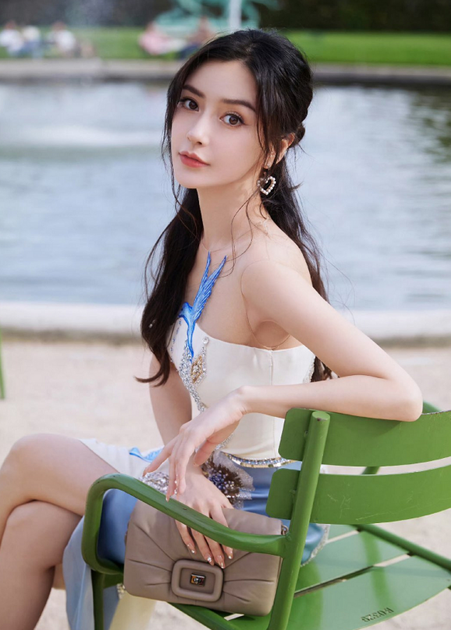 angelababy杨颖在巴黎时装周的穿搭,给这套装扮一个评价,有没有吸引到