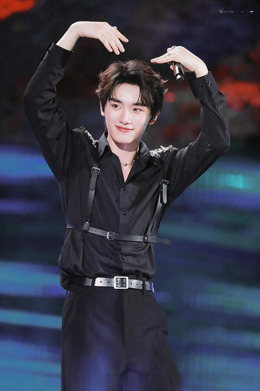 丁程鑫理想之途演唱会比心# 被丁程鑫比心可爱到啦