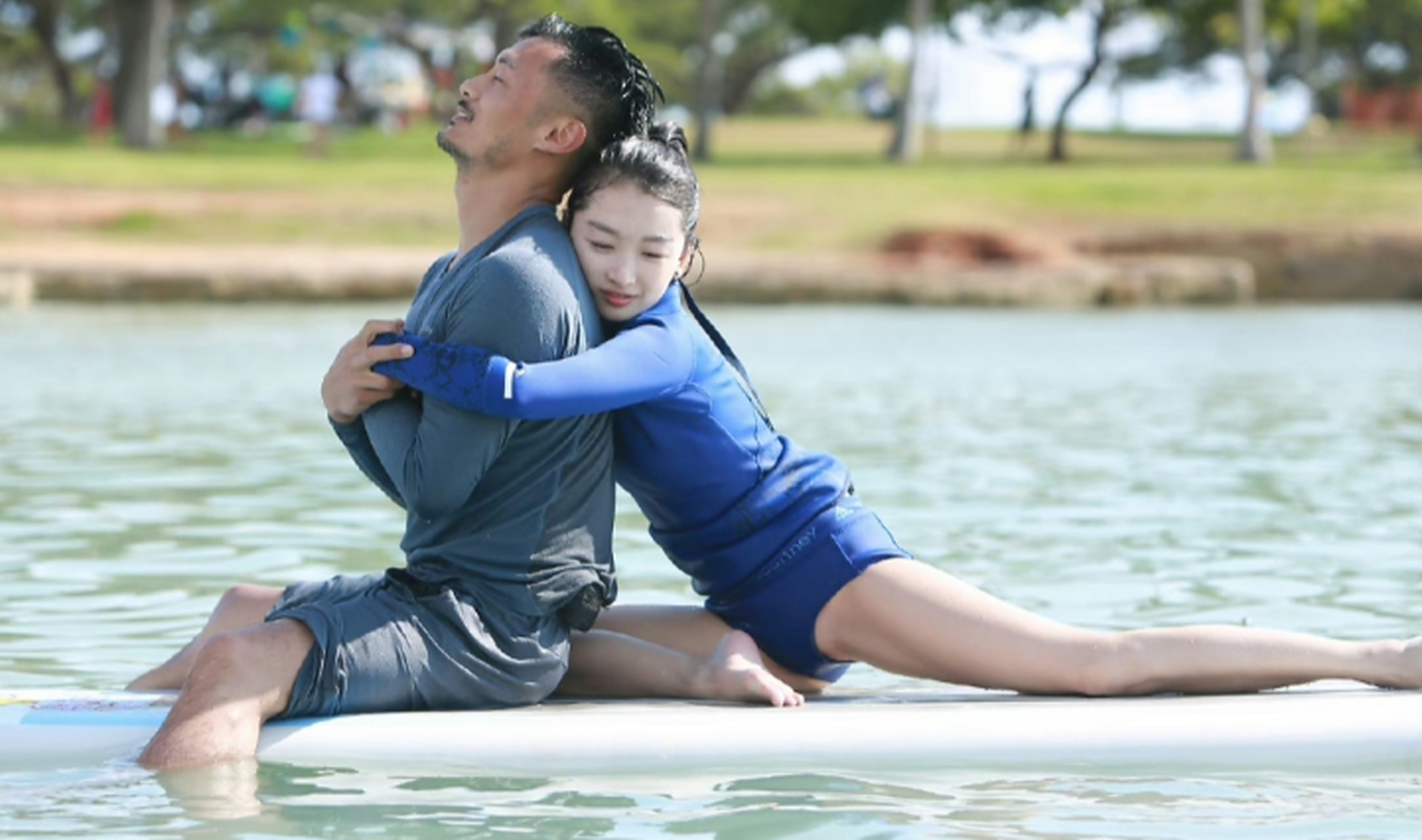 周冬雨余文乐水上瑜伽