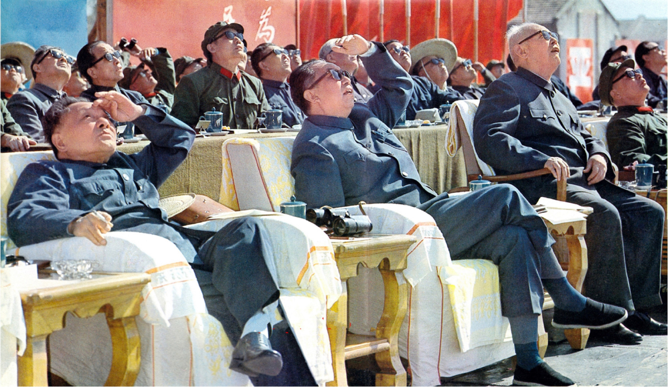 1978年10月12日上午十点左右,在天津杨村机场,叶元帅观看空军部队战备