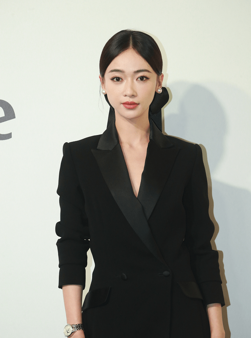 吴谨言一身黑色西装造型端庄大气. #性感好身材
