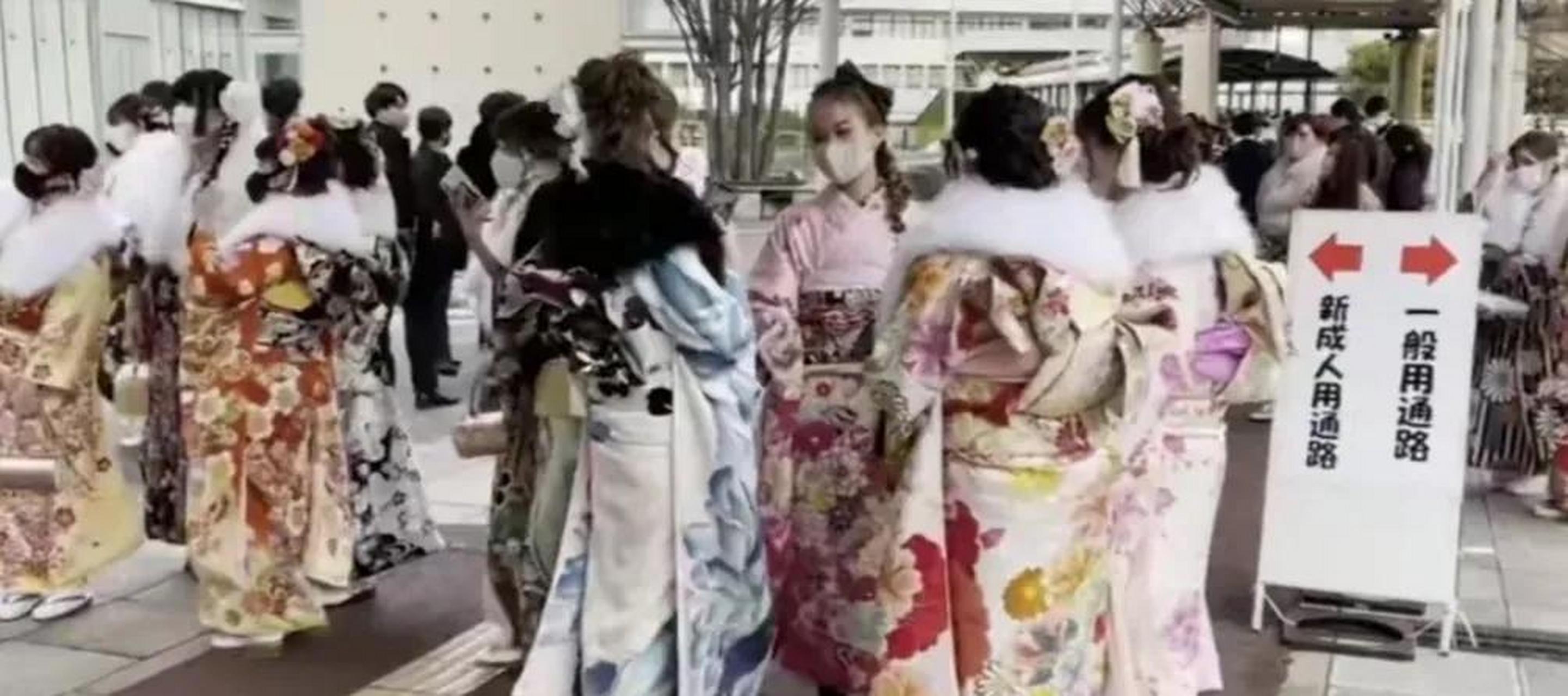 gif创作人# 苏州淮海街随处可见穿着日本和服的女孩三五成群,驻留嘻